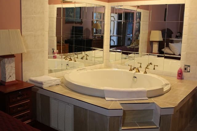 Honeymoon Suite, 1 Queen Bed, Jetted Tub