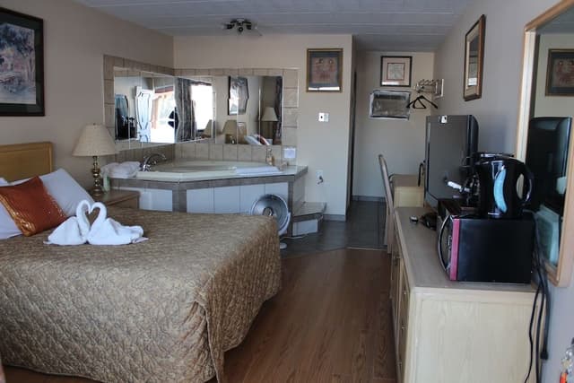 Honeymoon Suite, 1 Queen Bed, Jetted Tub