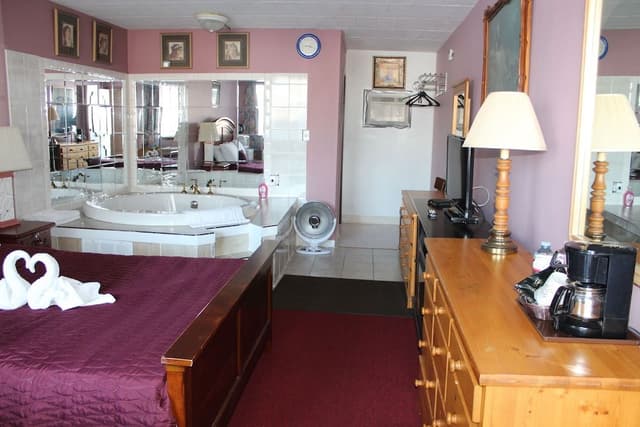 Honeymoon Suite, 1 Queen Bed, Jetted Tub