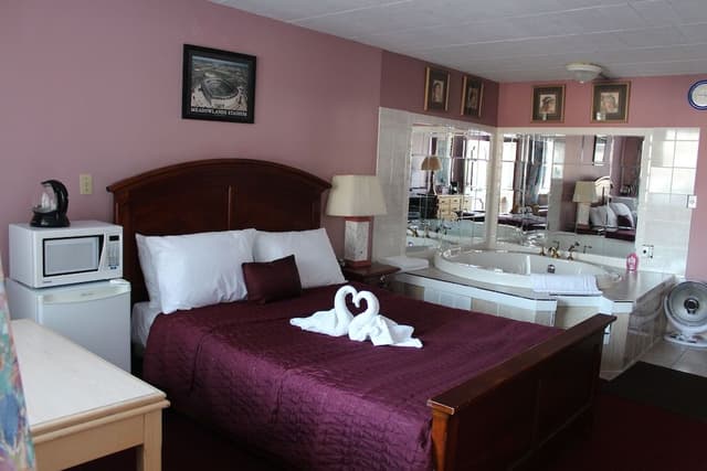 Honeymoon Suite, 1 Queen Bed, Jetted Tub