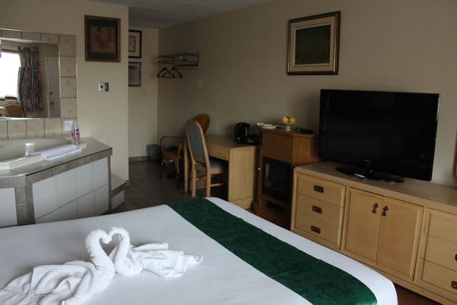 Honeymoon Suite, 1 Queen Bed, Jetted Tub