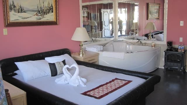 Honeymoon Suite, 1 Queen Bed, Jetted Tub