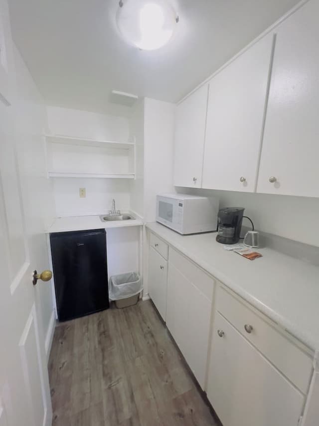Cottage with King Bed and Kitchenette