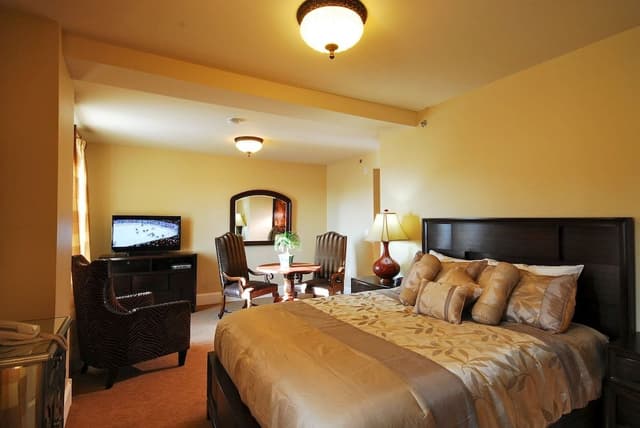 Classic Queen Guest Room