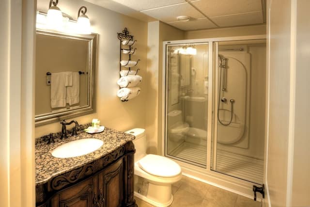 Classic Queen Guest Room