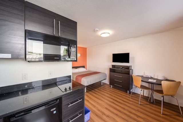 Deluxe Room, 1 Queen Bed, Non Smoking, Kitchenette