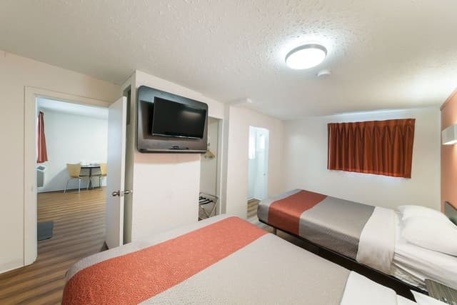 Deluxe Suite, 2 Queen Beds, Non Smoking, Kitchenette
