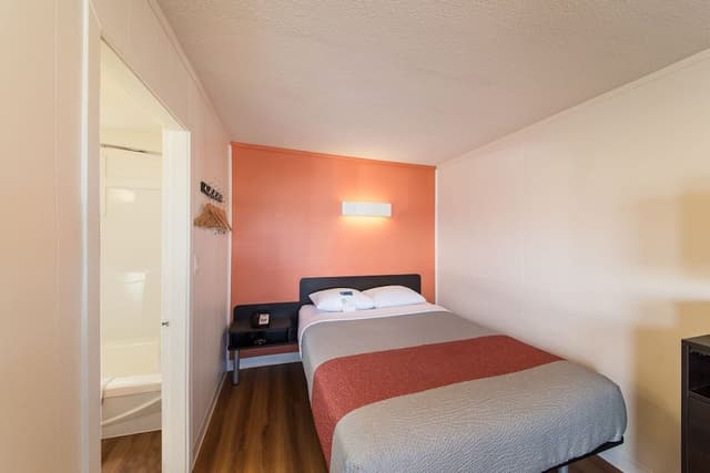 Deluxe Suite, 1 Queen Bed, Non Smoking, Kitchenette