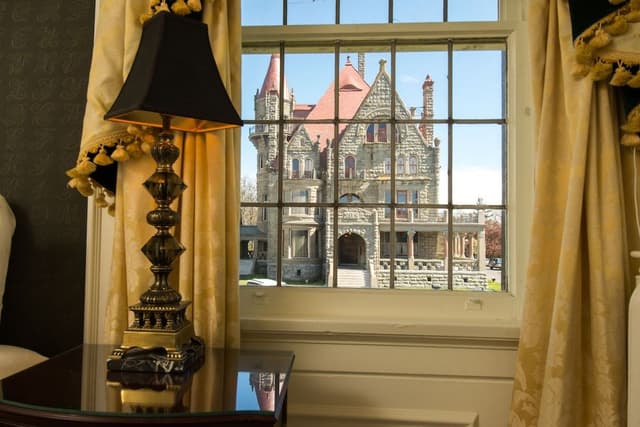 Suite, 1 King Bed (Craigdarroch)
