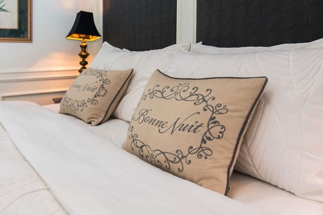 Suite, 1 King Bed (Craigdarroch)