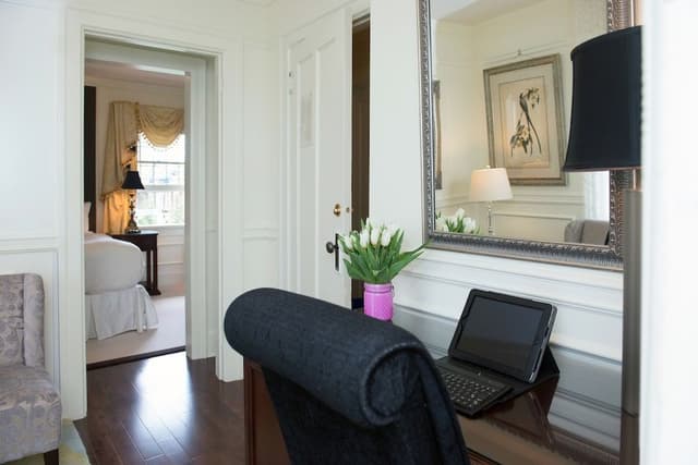 Suite, 1 King Bed (Craigdarroch)
