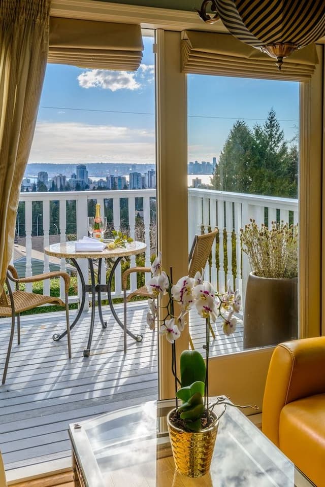 Deluxe Suite, 1 Queen Bed, City Skyline & Ocean View / Balcony & Double Jacuzzi Tub, Fireplace