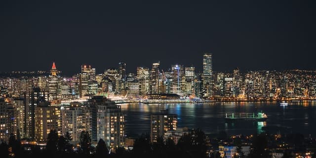 Luxury Suite, 1 Queen Bed, City Skyline & Ocean View Double Jacuzzi Tub, Fireplace