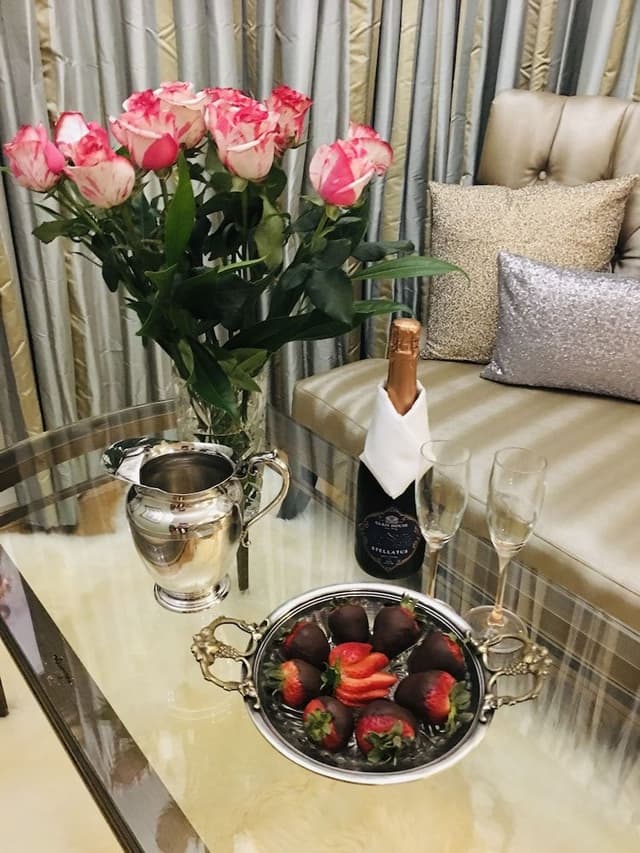 Deluxe Suite, 1 Queen Bed, City Skyline & Ocean View / Balcony & Double Jacuzzi Tub, Fireplace
