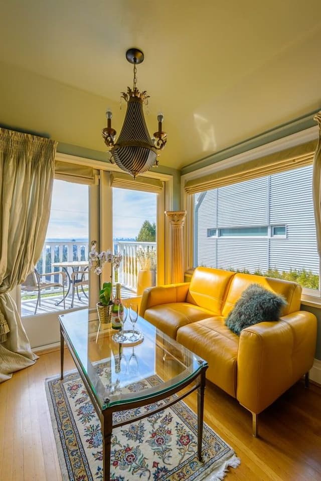 Deluxe Suite, 1 Queen Bed, City Skyline & Ocean View / Balcony & Double Jacuzzi Tub, Fireplace