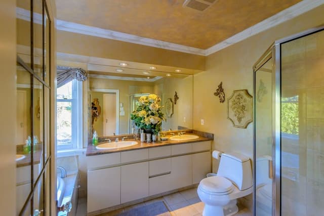 Deluxe Suite, 1 Queen Bed, City Skyline & Ocean View / Balcony & Double Jacuzzi Tub, Fireplace
