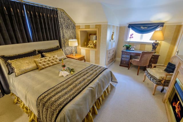 Luxury Suite, 1 Queen Bed, City Skyline & Ocean View Double Jacuzzi Tub, Fireplace