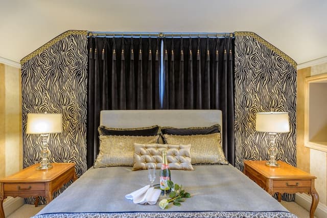 Luxury Suite, 1 Queen Bed, City Skyline & Ocean View Double Jacuzzi Tub, Fireplace