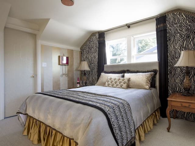Luxury Suite, 1 Queen Bed, City Skyline & Ocean View Double Jacuzzi Tub, Fireplace