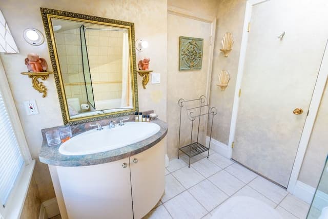 Elegant Suite, 1 Queen Bed, City Skyline & Ocean View
