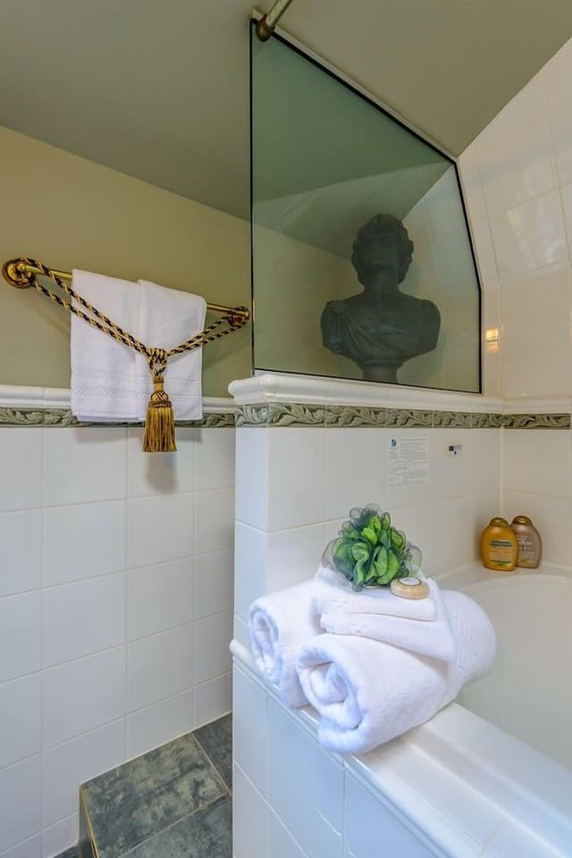 Luxury Suite, 1 Queen Bed, City Skyline & Ocean View Double Jacuzzi Tub, Fireplace