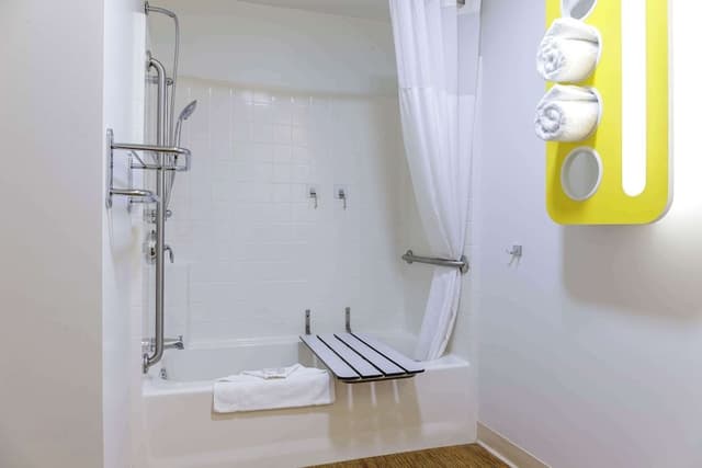 Standard Room, 1 Queen Bed, Accessible, Non Smoking
