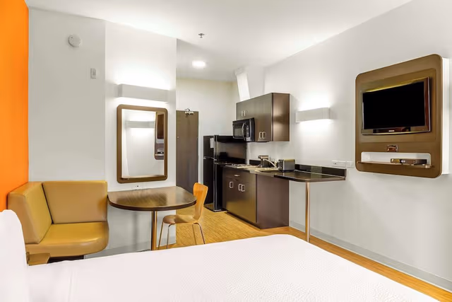 Deluxe Suite, 1 King Bed, Non Smoking, Kitchen