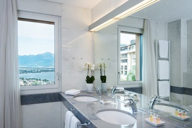 Panorama Corner Suite, Lake View