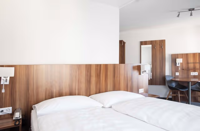 MEDIUM DOUBLE ROOM