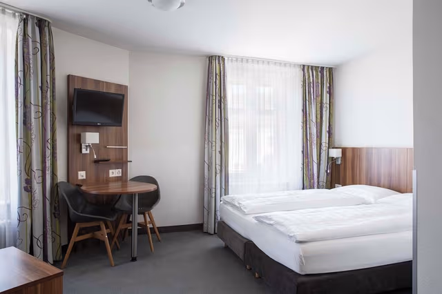 LARGE DOUBLE ROOM
