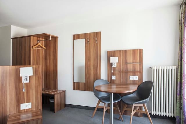 MEDIUM DOUBLE ROOM