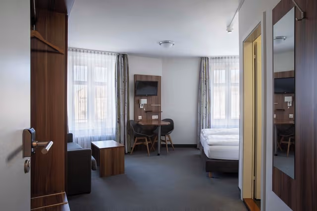 LARGE DOUBLE ROOM