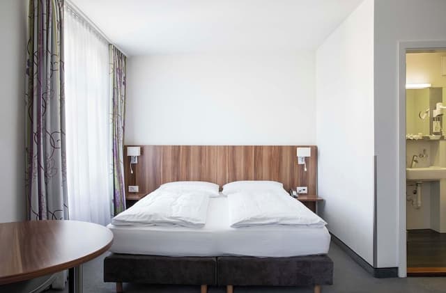 LARGE DOUBLE ROOM