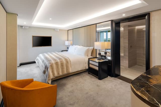 Master Suite w/Balcony