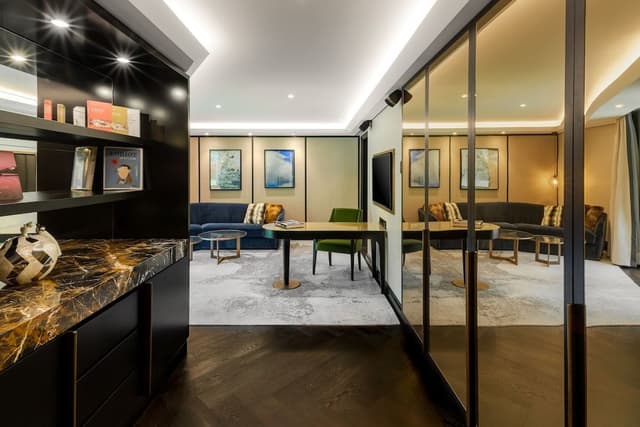 Master Suite w/Balcony