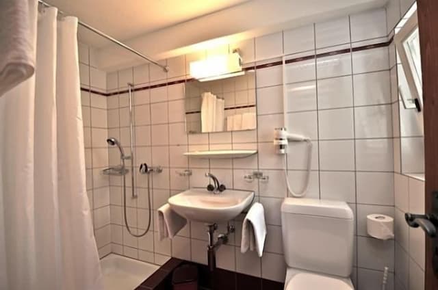 Quintuple Room