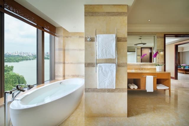 Suite, Lake View (Executive Suite)