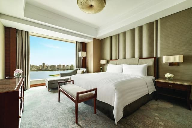 Executive Suite, 1 King Bed, River View