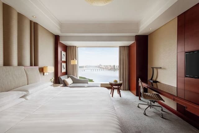 Deluxe Room, 1 King Bed, River View