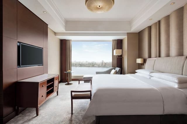 Executive Suite, 1 King Bed, River View