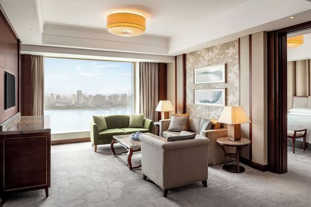Executive Suite, 1 King Bed, River View