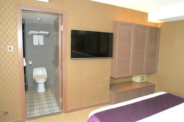 Deluxe Queen Room