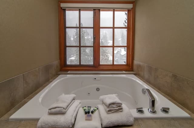 Corner Suite with Spa Bath