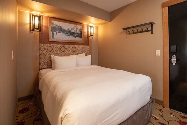 Superior Split Room.