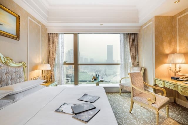Club Room, 1 King Bed, City View