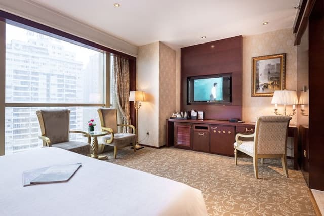 Club Room, 1 King Bed, City View