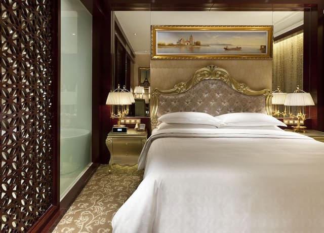 Club Room, 1 King Bed, City View