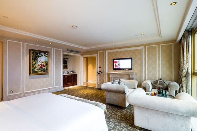 Club Room, 1 King Bed, City View