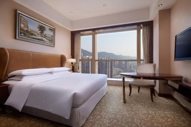 Club Room, 1 King Bed, City View