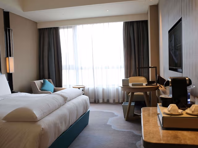 Deluxe Room, 1 King Bed, Club Lounge Access (Executive, High Floor)